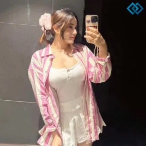 123+ Mirror Selfie Captions For Instagram For Girl to Shine